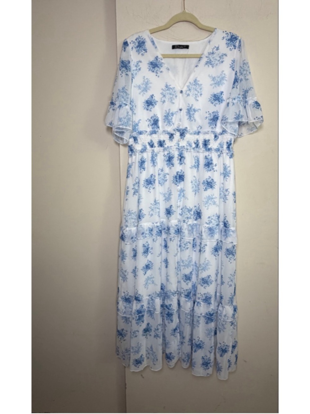 SIMPLEE Blue White Floral Maxi Dress Flutter Sleeve Smocked Tiered Boho V Neck L